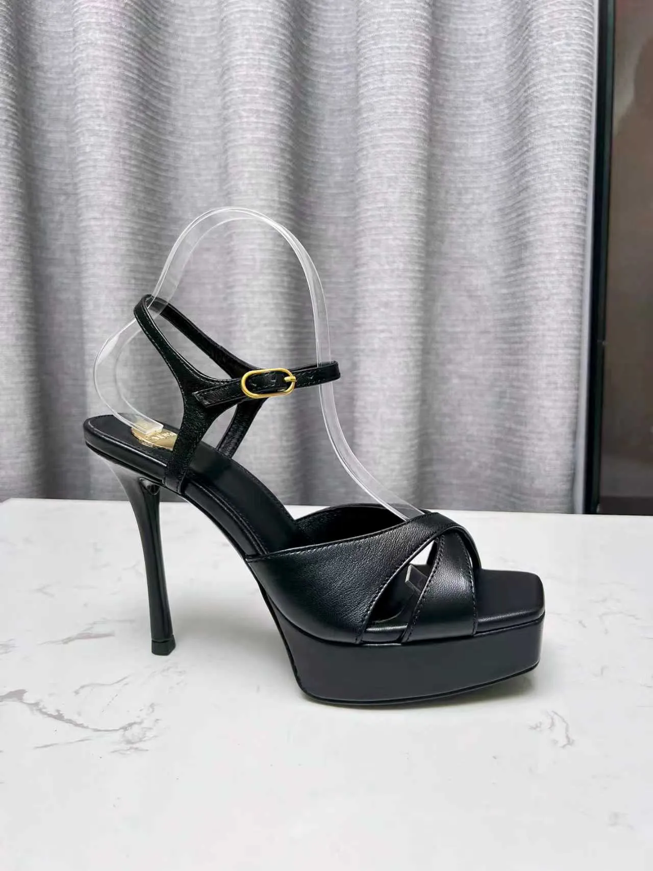 👟👟Ex-factory price 640👟👟 Saint Laurent YSL Saint Laurent sandals Upper: sheepskin surface Size 35-42 (42 is custom-made and non-returnable) Heel height 8.5cm Water platform height 2.5cm Leather outsole 2642-12
